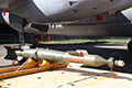 Bombe guidée laser Raytheon GBU-12 Paveway II de 500 livres (227 kg) et d'une portée de 7,82 nm (14,5 km) (x2 sous chaque aile). (©Damien Allard - French Fleet Air Arm)