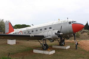 C-47D Dakota nº87 sur sa stèle à Nîmes-Garons. (©Damien Allard - French Fleet Air Arm)