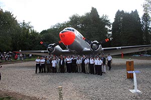 C-47D Dakota nº87 sur sa stèle à Lann-Bihoué le 18 septembre 2010. (©Damien Allard - French Fleet Air Arm)