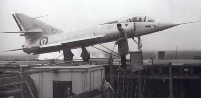 Etendard IVM01 prototype on the raised catapult of RAE Bedford in December 1958. (Dassault-Aviation)