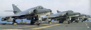 Vendredi 13 juin 1980, à bord du Foch, les Etendard IVM de la 17.F font leur dernier déploiement en mer. (JM Guhl)