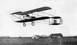 Farman type 1910 opérant depuis le terrain de Buc. (©ARDHAN)