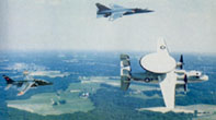 E-2C Hawkeye de l'U.S.Navy en vol avec un Mirage F-1C et un Alphajet E de l'Armée de l'air. (©Armée de l'Air))