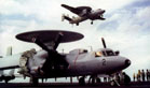 E-2C Hawkeye sur la catapulte du J.F. Kennedy lors de son embarquement du 22 au 24 octobre 1998. (©U.S. Navy)