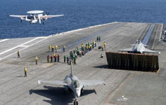 E-2C Hawkeye de la 4.F catapulté depuis l'USS Theodore Roosevelt. (©Marine Nationale)