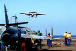 E-2C Hawkeye de la flottille 4.F appontant sur le Charles de Gaulle. (©Marine Nationale)