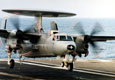 E-2C Hawkeye de la flottille 4.F appontant sur le Charles de Gaulle. (©Marine Nationale)