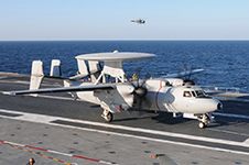 E-2C Hawkeye sur le pont du Charles de Gaulle naviguant au large du Pakistan. (©Marine Nationale)