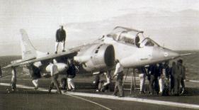 Prototype Hawker Siddeley Harrier Mk.52 G-VTOL testé sur le pont du Foch les 13 et 14 novembre 1973. (©MN)