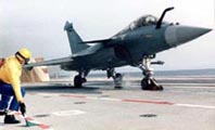 Dassault-Aviation Rafale M02 sur la catapulte avant du PAN Charles de Gaulle durant l'été 1999. (©Marine Nationale)