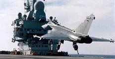 Le 6 juillet 1999 à 19h04, le Rafale apponte pour la première fois sur le P.A.N. Charles de Gaulle. (©Marine Nationale)