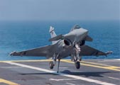 Rafale M01 à l'appontage sur le porte-avions Foch (R 99). (©Marine Nationale)