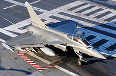 Rafale M F3 sur le pont du Charles de Gaulle naviguant au large du Pakistan. (©Marine Nationale)