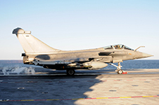 Rafale M F3 catapulté depuis le Charles de Gaulle naviguant au large du Pakistan. (©Marine Nationale)