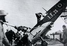 Le Seafire Mk III n°23 de la flottille 1.F apr&eacute;s un appontage rat&eacute; sur le pont du PA Arromanches. (R. Bail)