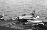 Un F-8E(FN) Crusader aux côtés d'un Super-Étendard sur le pont d'envol du Clemenceau (7 novembre 1988). (©United States Navy)