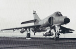 Super-Étendard armé de bombes sur le pont du Clemenceau. (©Marine Nationale)