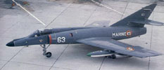 Super-Étendard n°63 de la 17.F armé de lance-roquettes LR 150 vu à Hyères le 22 février 1983. (©Jean-Michel Guhl)