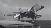 Super-Étendard n°29 de la flottille 14.F s'arrache de la catapulte latérale du Clemenceau. (©Marine Nationale)