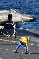 Super-Étendard Modernisé S.5 sur le pont du Charles de Gaulle au large du Pakistan. (©Marine Nationale)