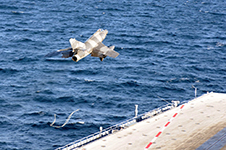 Super-Étendard Modernisé S.5 catapulté depuis le pont du Charles de Gaulle au large du Pakistan. (©Marine Nationale)