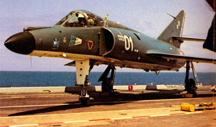 Super-Étendard 01 sur le pont du Clemenceau. (©Dassault Aviation)