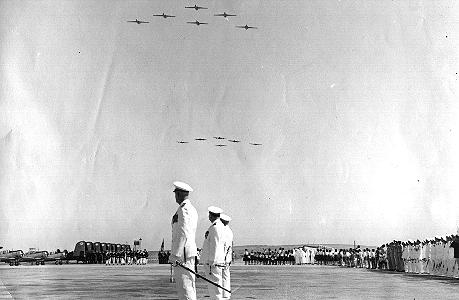 Prise d'armes sur la BAN Khouribga, on peut apercevoir au sol à gauche des SNJ-4 et F4U-7 Corsair ainsi que des CM-175 Zéphyr et Vampire en vol. (©G. Sartori)