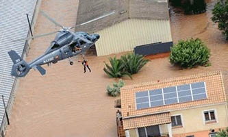 AS.365F Dauphin hélitreuillant des victimes des intempéries de juin 2010. (©Marine Nationale) 