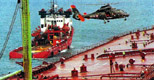 Le Dauphin de Cherbourg au-dessus du pétrolier Berge Ingerid lors de l'exercice Manchex en 1999. (©Marine Nationale)