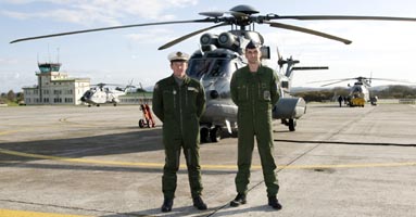 Équipage de l'Armée de l'air à Lanvéoc-Poulmic. (©Marine Nationale)