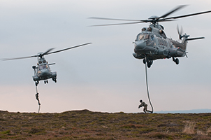 Les deux EC225 SECMAR de la flottille 32.F hélitreuillant des commandos. (©Marine Nationale)