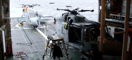 Deux WG-13 Lynx de la 34.F à bord du Tourville. (©Marine Nationale)