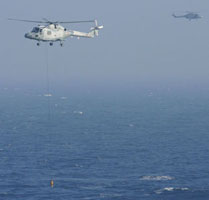 WG-13 Lynx plongeant son sonar à la recherche du SNA. (©French Fleet Air Arm)