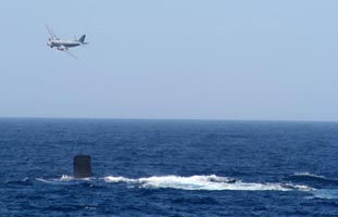 Atlantique survolant le SNA. (©French Fleet Air Arm)