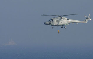 WG-13 Lynx plongeant son sonar à la recherche du SNA. (©French Fleet Air Arm)