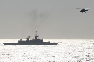 WG-13 Lynx au-dessus d'une Frégate Légère Furtive. (©French Fleet Air Arm)