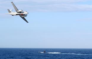 Atlantique survolant le SNA. (©French Fleet Air Arm)