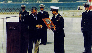 M. Jean-Pierre Dubreuil d'Eurocopter remet au CA Alain Oudot de Dainville une plaque symbolisant la fin de la montée en puissance de la flottille 36.F. (©Marine Nationale)