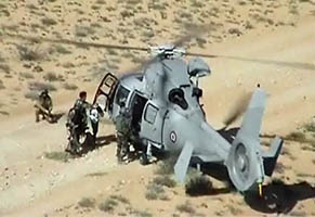 Le Panther  (36.F) du Jean Bart se pose sur la piste devant le 4x4. Les commandos embarquent les pirates. (©ECPAD)