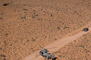 Le 4x4 immobilisé, le Panther et une Alouette III au sol. (©ECPAD)