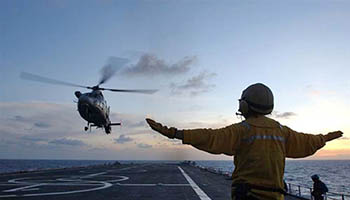 Retour de l'hélicoptère Panther sur le porte-hélicoptères Jeanne d'Arc. (©ECPAD)