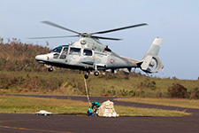 Transport d'un lot d'urgence sur l'Aéroport d'Antalaha par le AS.565SA Panther s/n°6505 de la FS Nivôse en mars 2004. (©Adrian Romand)