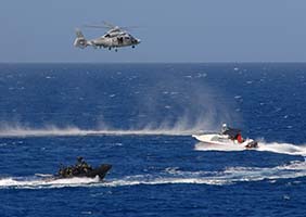 Démonstration d'interception d'une embarcation avec l'aide d'un Panther. (©Marine Nationale)