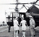 S-51 transportant le VA Auboyneau sur le pont du porte-avions Bois Belleau le 5 mai 1954. (©ECPA)