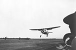 Appontage sur le Béarn d'un D.376 en 1939. (©Marine Nationale)