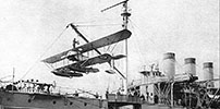 Embarquement d'un Caudron type J  sur la Foudre le 9 juin 1914. (©Marine Nationale)