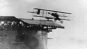 14 novembre 1910 : Le pilote américain Eugene Ely effectue, sur un avion Curtiss 1911 model D, le premier décollage à partir d'un bâtiment de guerre, l'USS Birmingham équipé pour l'occasion d'une plate-forme de 2.60 x 7 mètres. (©US Navy)