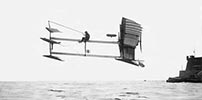 28 mars 1910 : Près de Martigues (Bouches-du-Rhône), au bord de l'étang de Berre, face au village de la Mède, Henri Fabre fit décoller son hydravion devant un public nombreux dans lequel se trouvait l'aviateur Louis Paulhan. L'appareil parcourut 800 mètres au-dessus de l'étang et se posa sur l'eau : le premier hydravion au monde avait réussi son vol et son amerrissage. (©DR)