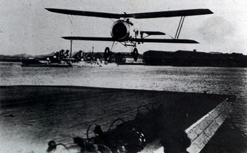 20 octobre 1920 : Premier appontage français d'un Hanriot piloté par le LV Teste sur le cuirassé inachevé Béarn, futur premier porte-avions français. (©Marine Nationale)