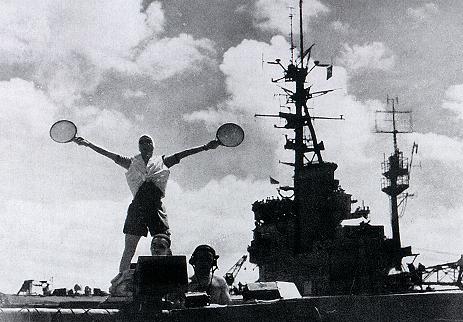 Batman &agrave; bord du PA Arromanches. (R. Bail)